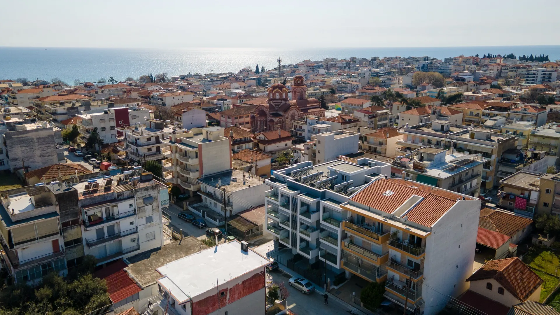 Τριόροφη πολυκατοικία στην Χαλκιδική