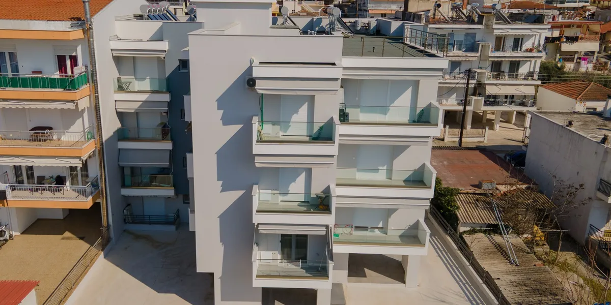Τριόροφη πολυκατοικία στην Χαλκιδική