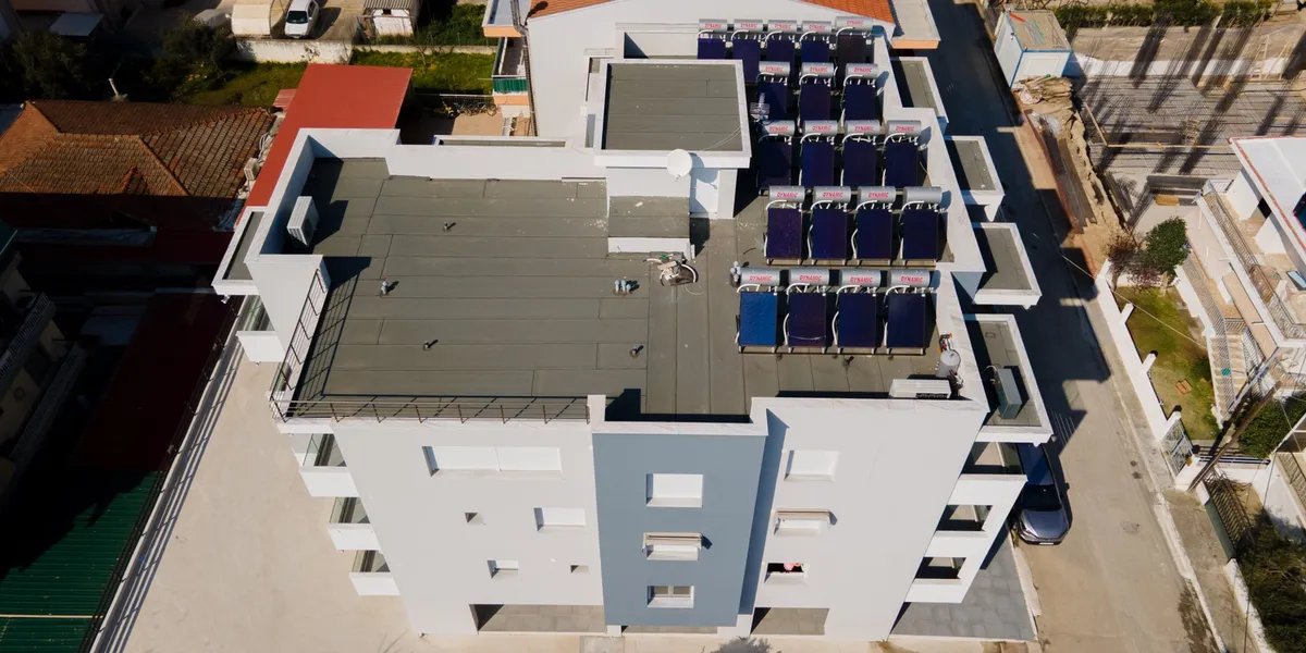 Τριόροφη πολυκατοικία στην Χαλκιδική