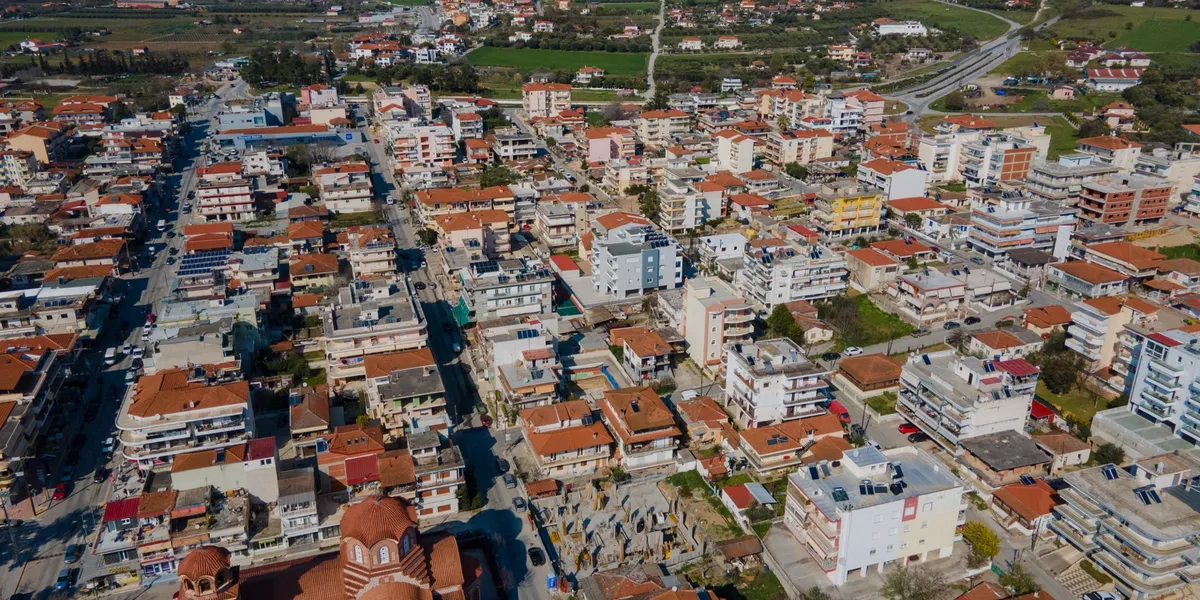 Τριόροφη πολυκατοικία στην Χαλκιδική