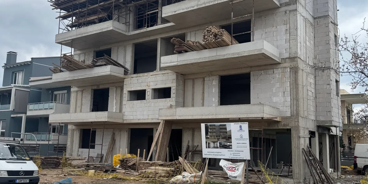 Three-Story Apartment Building in Alexandroupoli